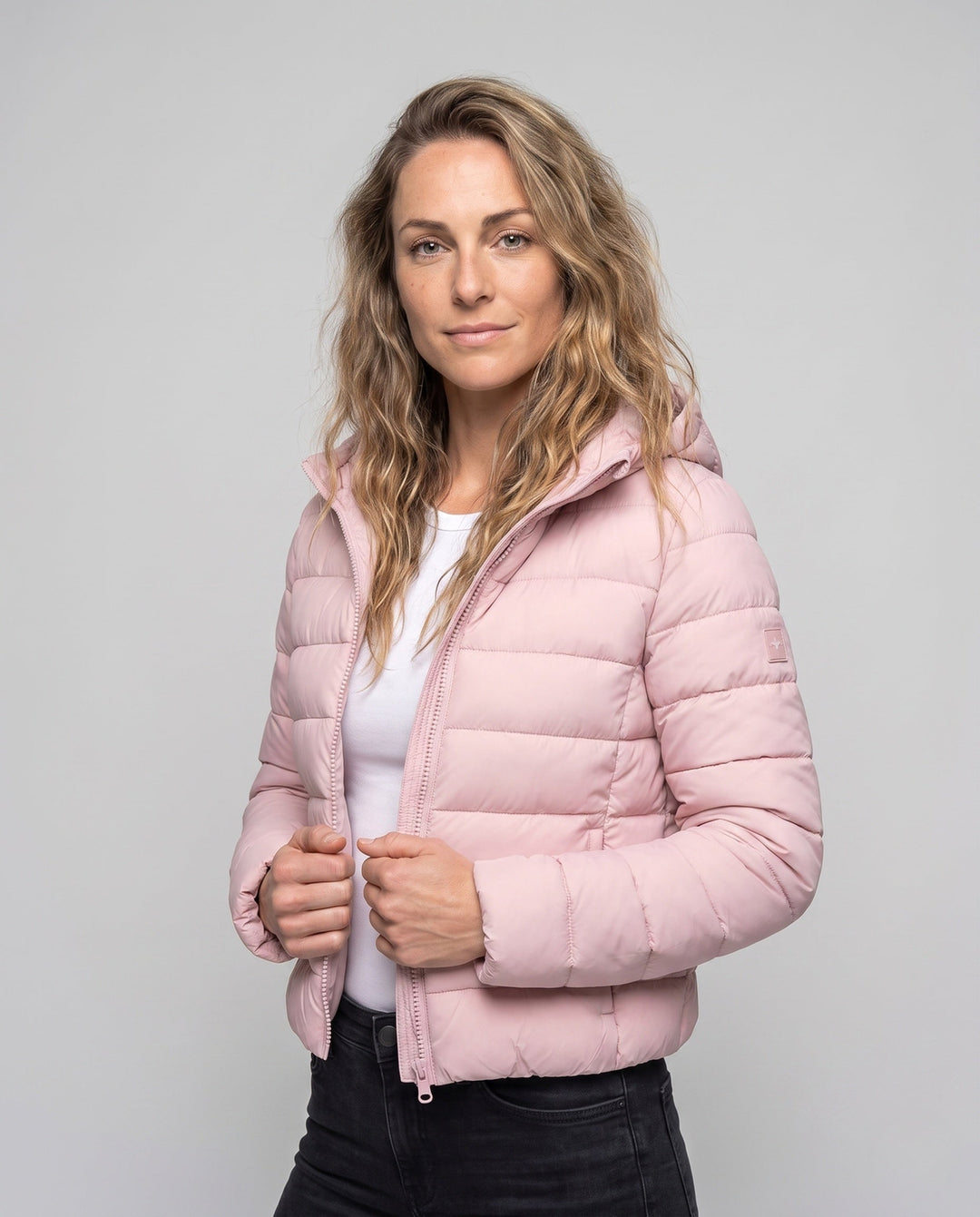 Dam kort skuren ultralätt vadderad jacka med huva, pack function, och värmeisolering
