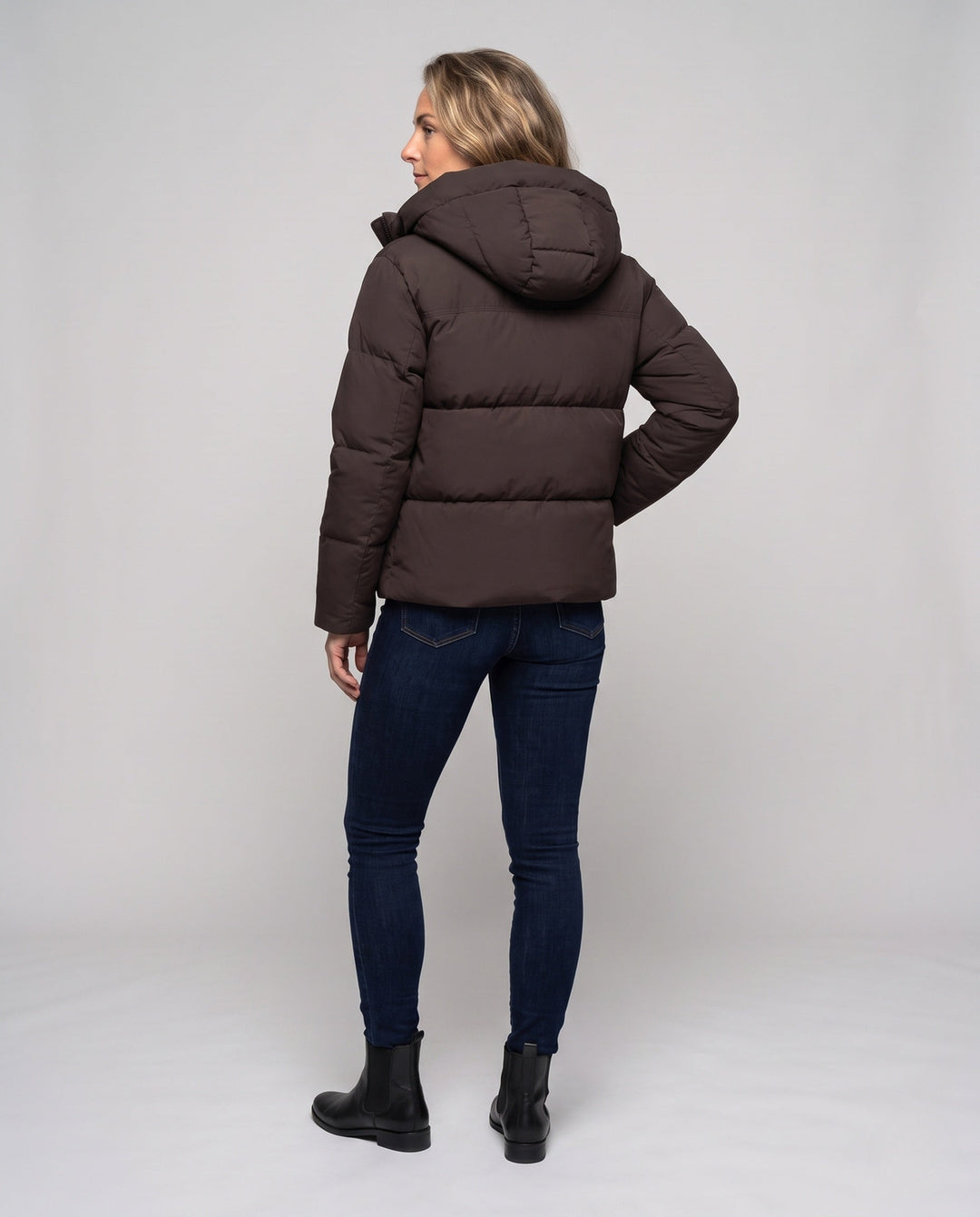 Dam kort boxy kviltad puffer med integrated huva och sido zip fickor
