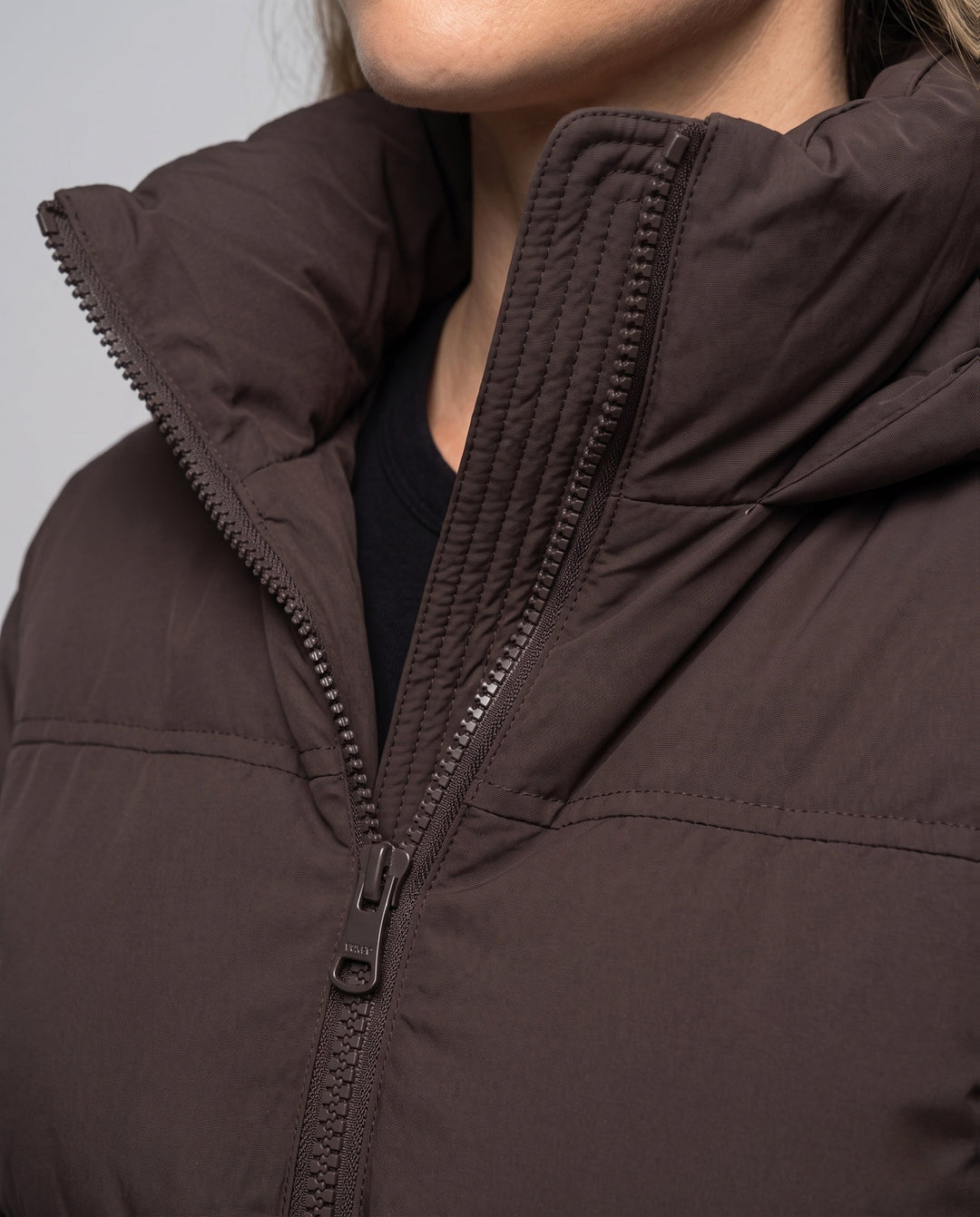 Dam kort boxy kviltad puffer med integrated huva och sido zip fickor