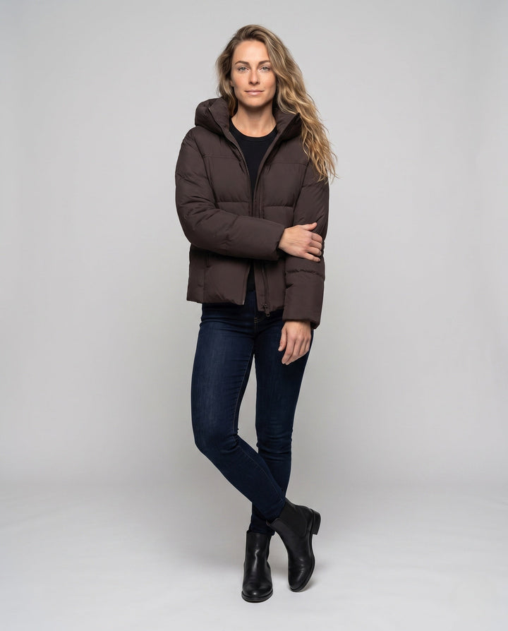 Dam kort boxy kviltad puffer med integrated huva och sido zip fickor