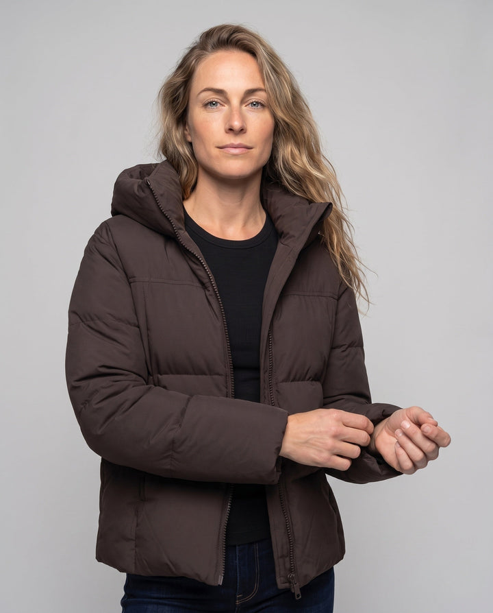 Dam kort boxy kviltad puffer med integrated huva och sido zip fickor