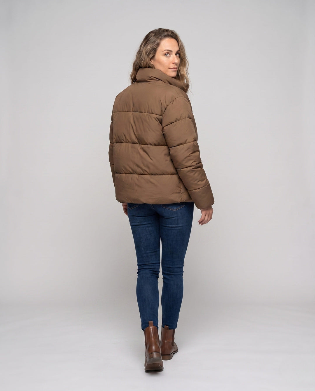 Dam Kort Skärning Vadderad Kort Puffer med Hög Stå Krage och Glansig Mikrofiber Surface