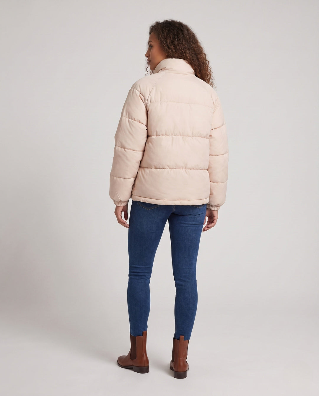 Dam Kort Oversize Quiltad Jacka med Hög-Closing Krage och Dold Press Stud Knäppning