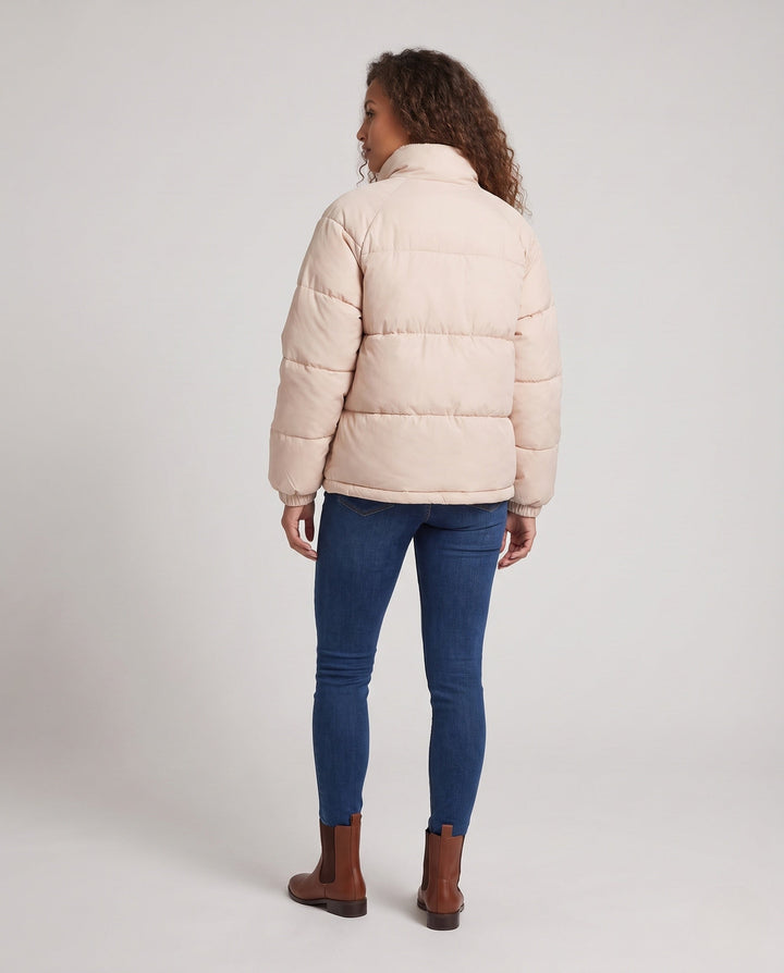 Dam Kort Oversize Quiltad Jacka med Hög-Closing Krage och Dold Press Stud Knäppning