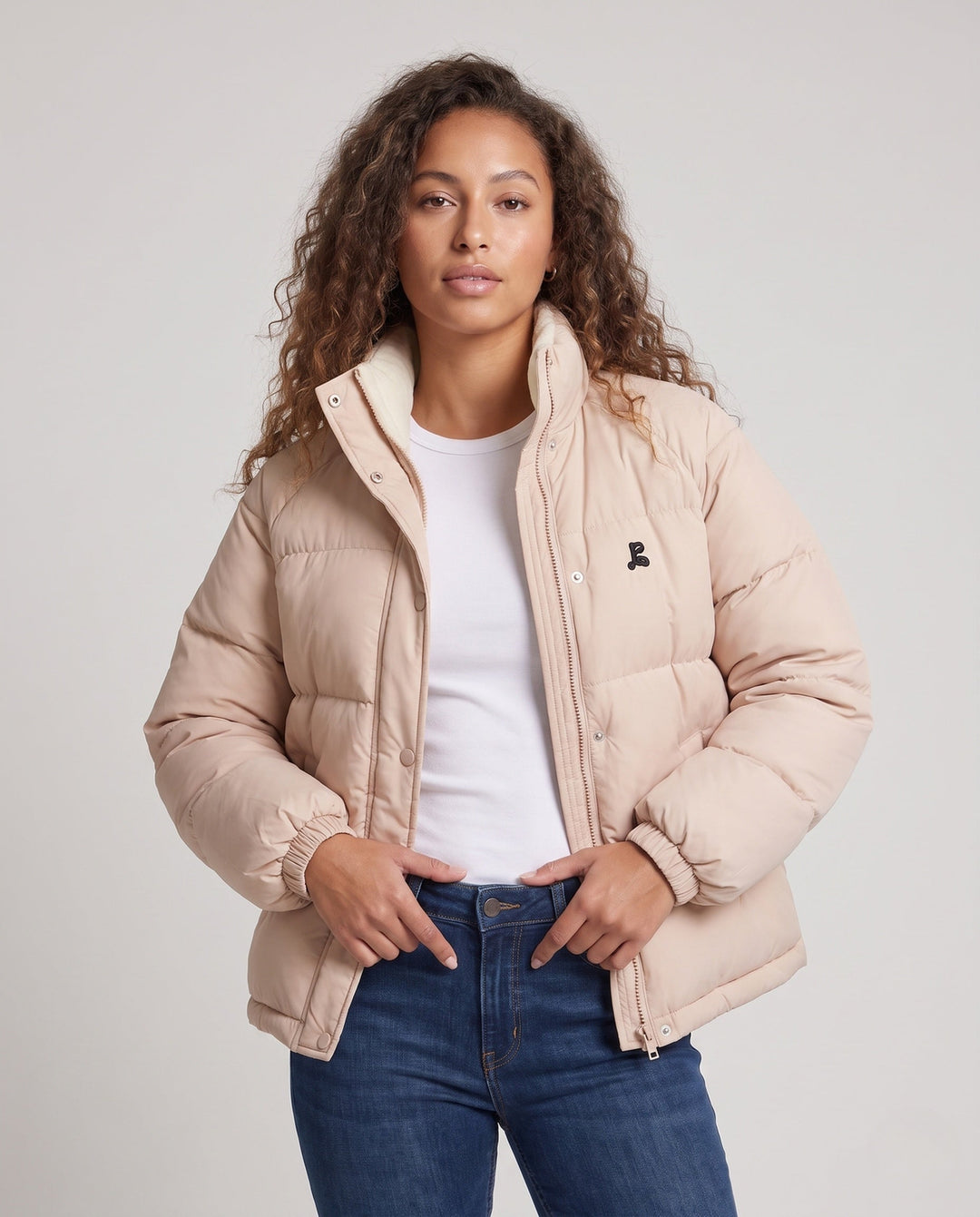 Dam Kort Oversize Quiltad Jacka med Hög-Closing Krage och Dold Press Stud Knäppning
