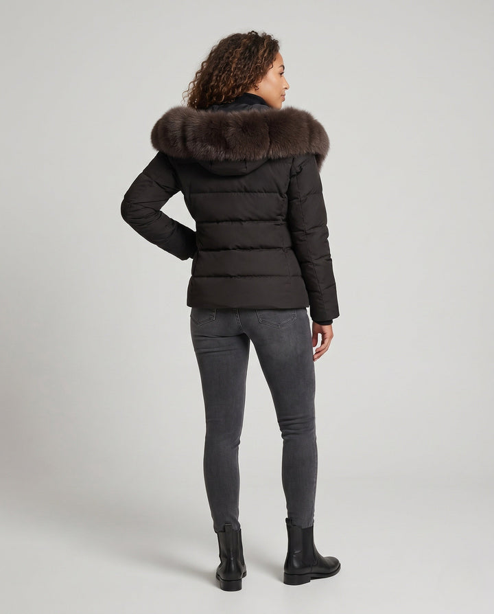 Dam Kort Quiltad Jacka med Voluminous Faux Fur Krage och Dekorativ Ruffle Fickor