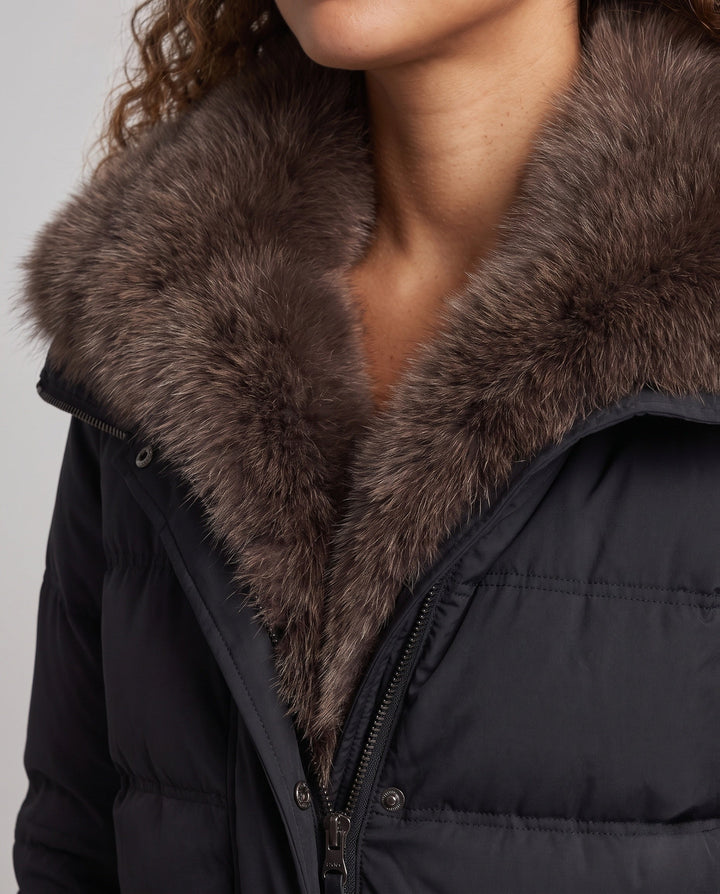 Dam Kort Quiltad Jacka med Voluminous Faux Fur Krage och Dekorativ Ruffle Fickor