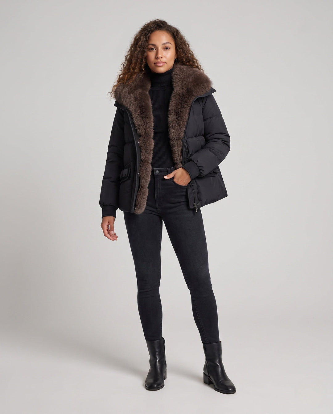 Dam Kort Quiltad Jacka med Voluminous Faux Fur Krage och Dekorativ Ruffle Fickor