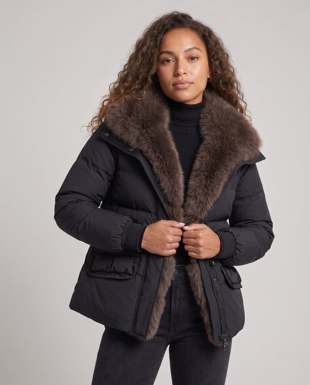 Dam Kort Quiltad Jacka med Voluminous Faux Fur Krage och Dekorativ Ruffle Fickor