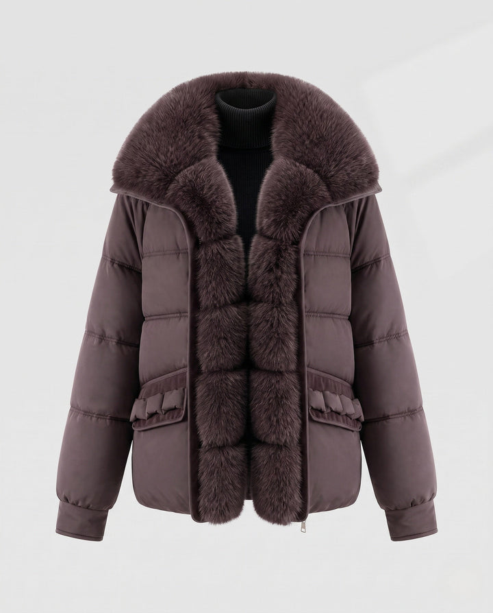 Dam Kort Quiltad Jacka med Voluminous Faux Fur Krage och Dekorativ Ruffle Fickor