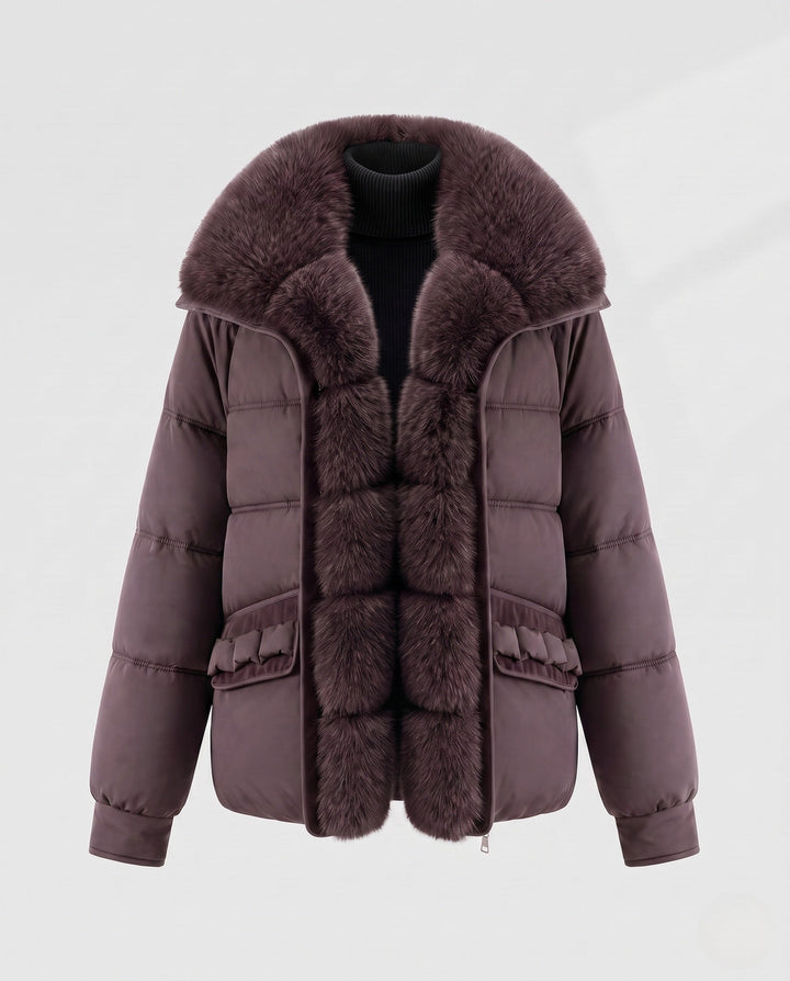 Dam Kort Quiltad Jacka med Voluminous Faux Fur Krage och Dekorativ Ruffle Fickor