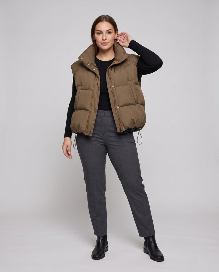 Dam Kort Vadderad Sleeveless Puffer Väst med Extra Hög Standing Krage och Drawstring Nederkant