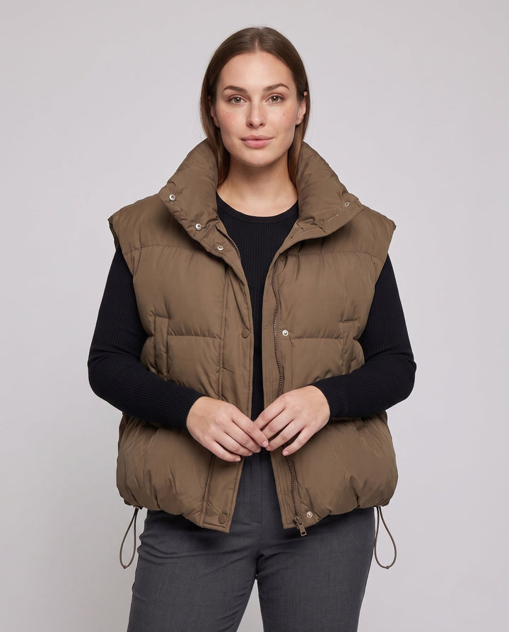 Dam Kort Vadderad Sleeveless Puffer Väst med Extra Hög Standing Krage och Drawstring Nederkant