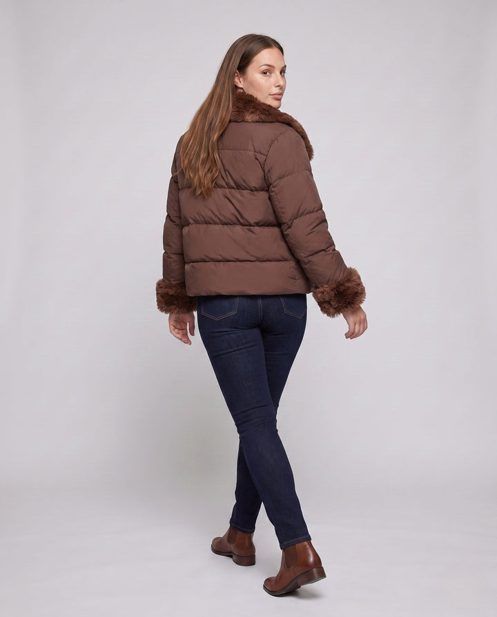 Dam Kort Quiltad Jacka med Voluminous Faux Fur Krage, Teddy Kant på Ärmar och Dold Knapp Knäppning