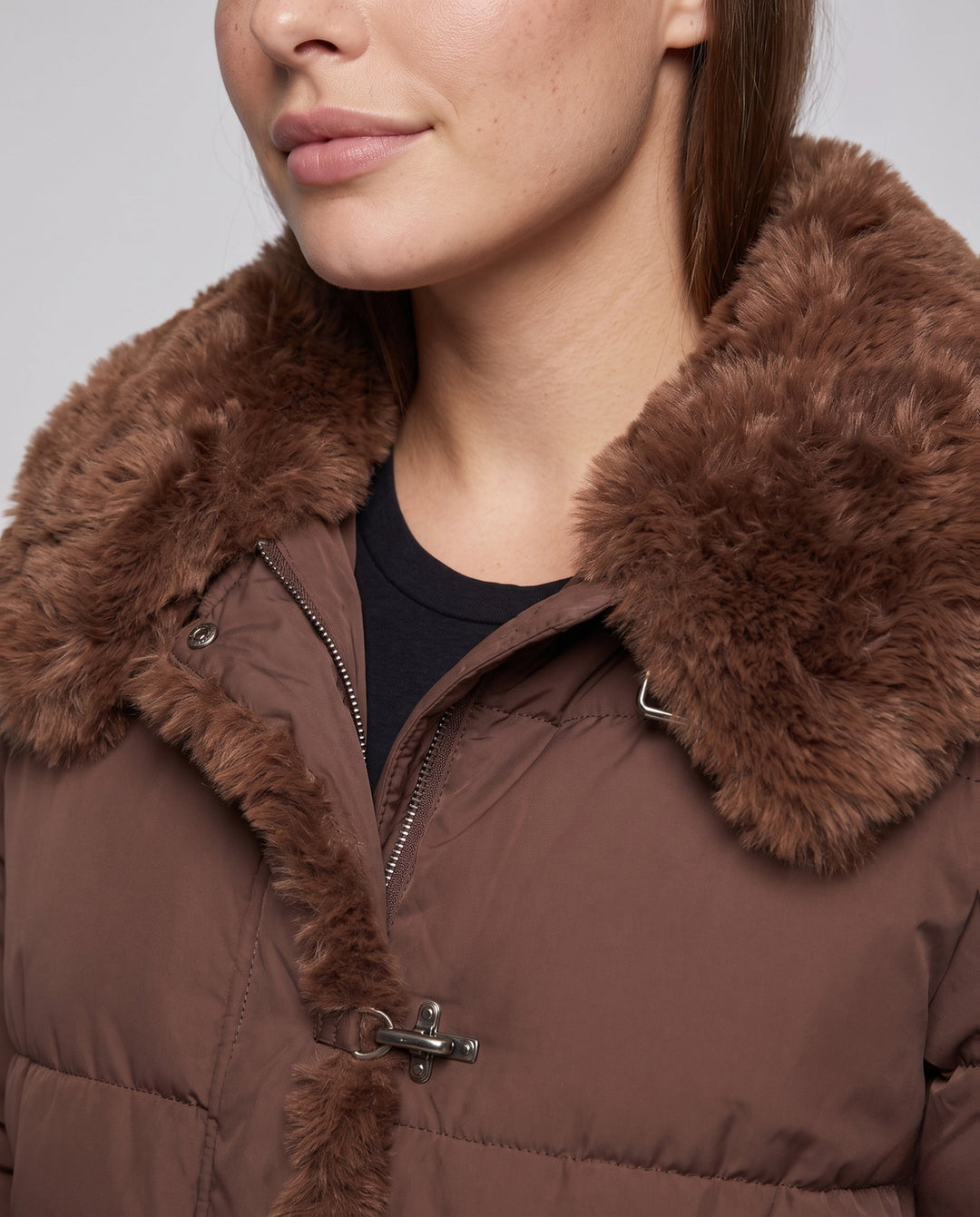 Dam Kort Quiltad Jacka med Voluminous Faux Fur Krage, Teddy Kant på Ärmar och Dold Knapp Knäppning
