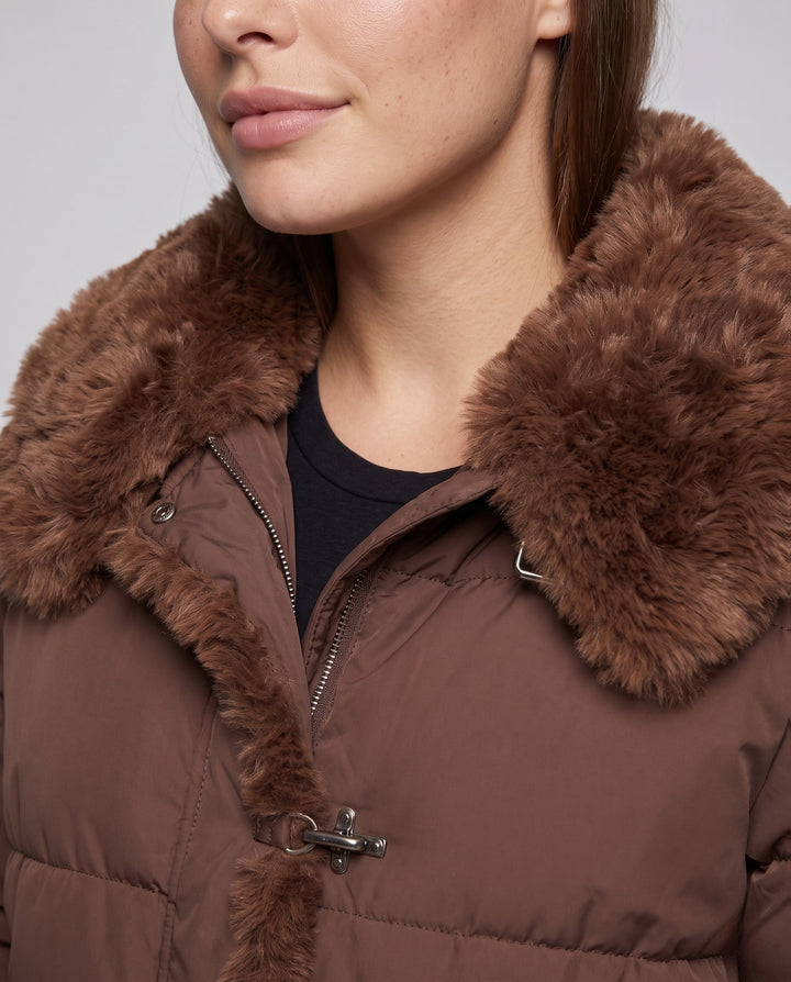 Dam Kort Quiltad Jacka med Voluminous Faux Fur Krage, Teddy Kant på Ärmar och Dold Knapp Knäppning