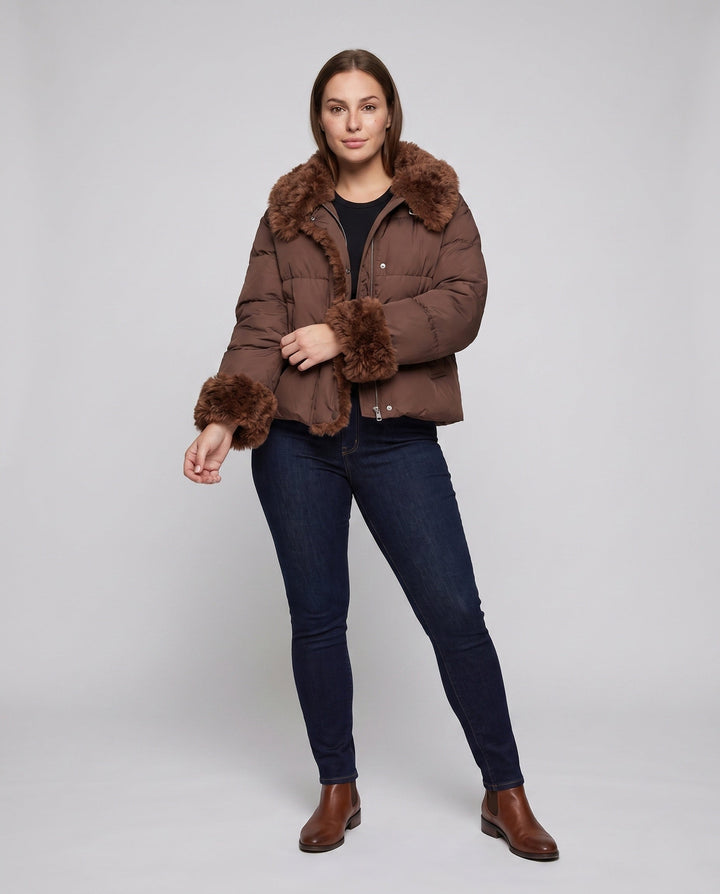 Dam Kort Quiltad Jacka med Voluminous Faux Fur Krage, Teddy Kant på Ärmar och Dold Knapp Knäppning