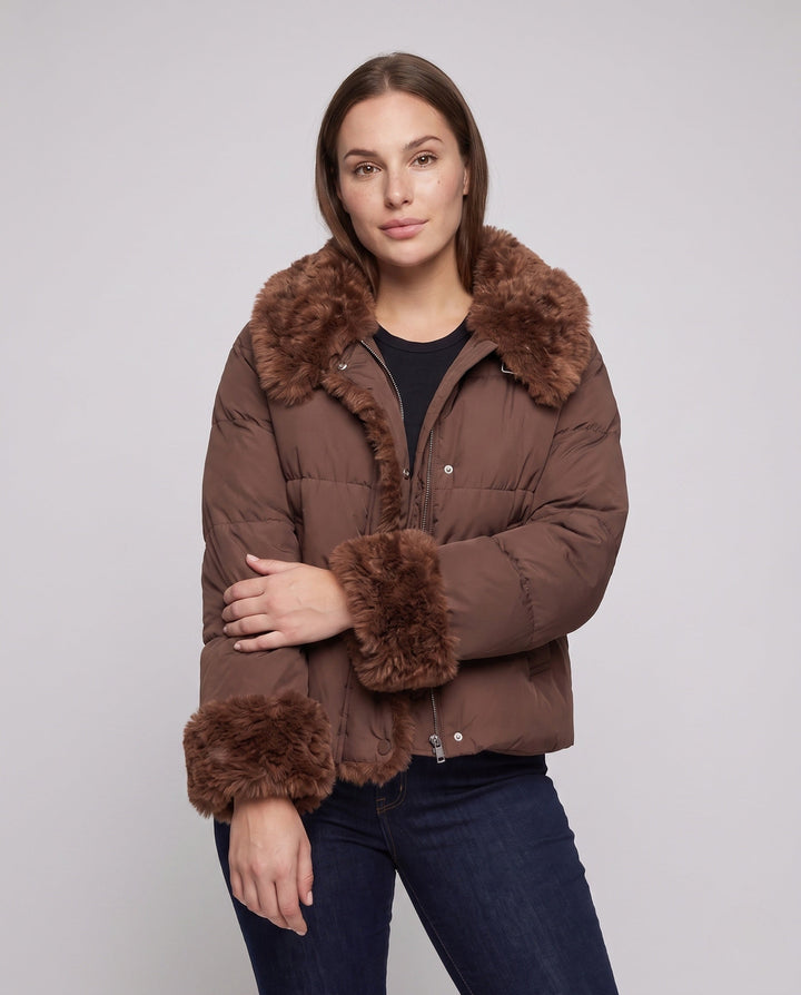 Dam Kort Quiltad Jacka med Voluminous Faux Fur Krage, Teddy Kant på Ärmar och Dold Knapp Knäppning