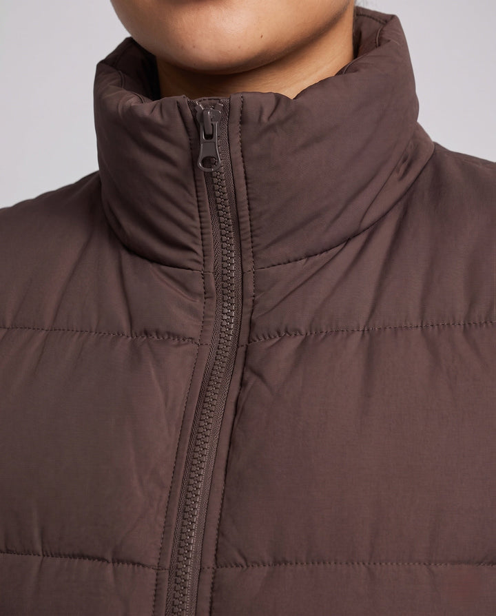 Dam Kort Vadderad Quiltad Väst med Hög Stå Krage, Two Patch Lock Fickor och Justerbar Drawstring Nederkant