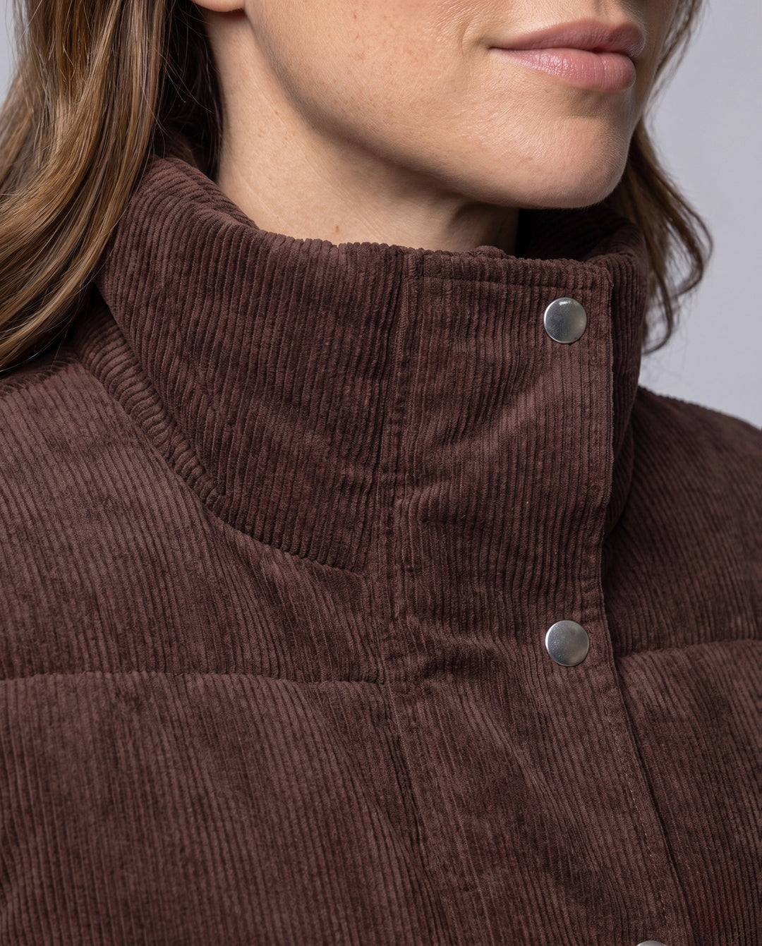 Dam Kort Corduroy Quiltad Väst med Hög Shawl Krage och Press Stud Knäppning