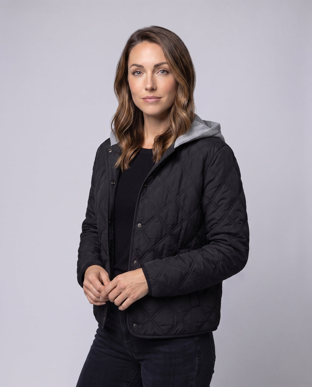 Dam Kort Quiltad Blouson med Fine Diamant Quilting, Huva Foder, och Värmande Termisk Padding.