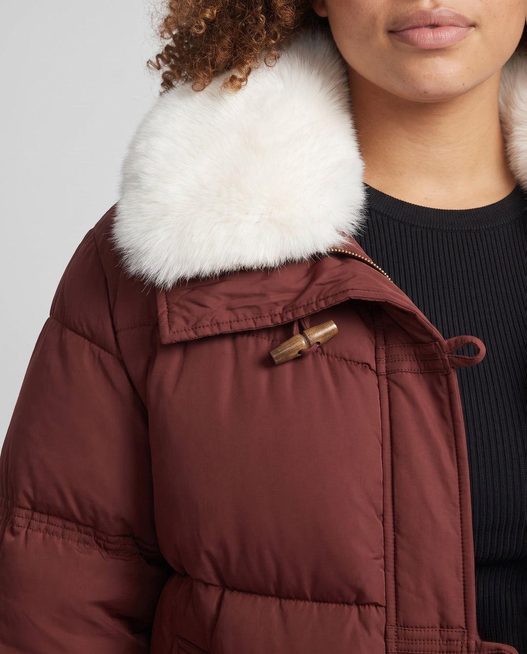 Dam Kort Quiltad Vinter Kort Parka med Mjuk Faux Fur Krage och Toggle Fastenings