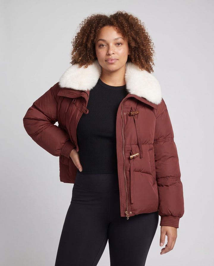 Dam Kort Quiltad Vinter Kort Parka med Mjuk Faux Fur Krage och Toggle Fastenings