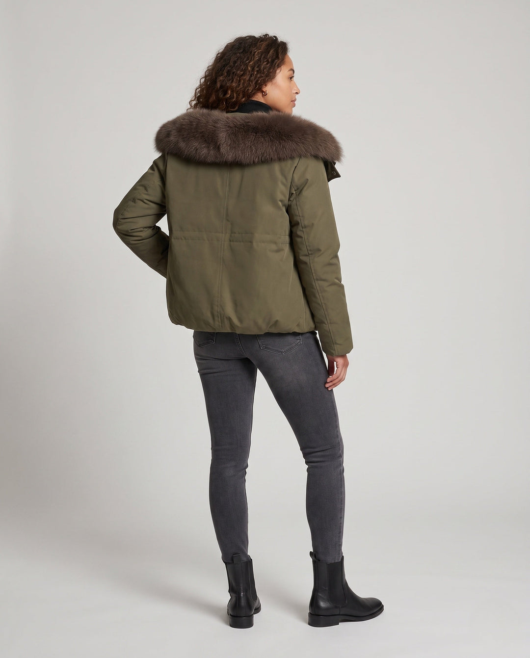 Dam Kort Parka med Voluminous Faux Fur Krage, Vadderad Termisk Foder, och Dold Tryckknapp Knäppning