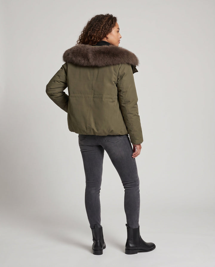 Dam Kort Parka med Voluminous Faux Fur Krage, Vadderad Termisk Foder, och Dold Tryckknapp Knäppning