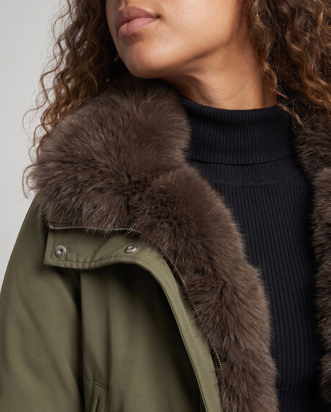 Dam Kort Parka med Voluminous Faux Fur Krage, Vadderad Termisk Foder, och Dold Tryckknapp Knäppning