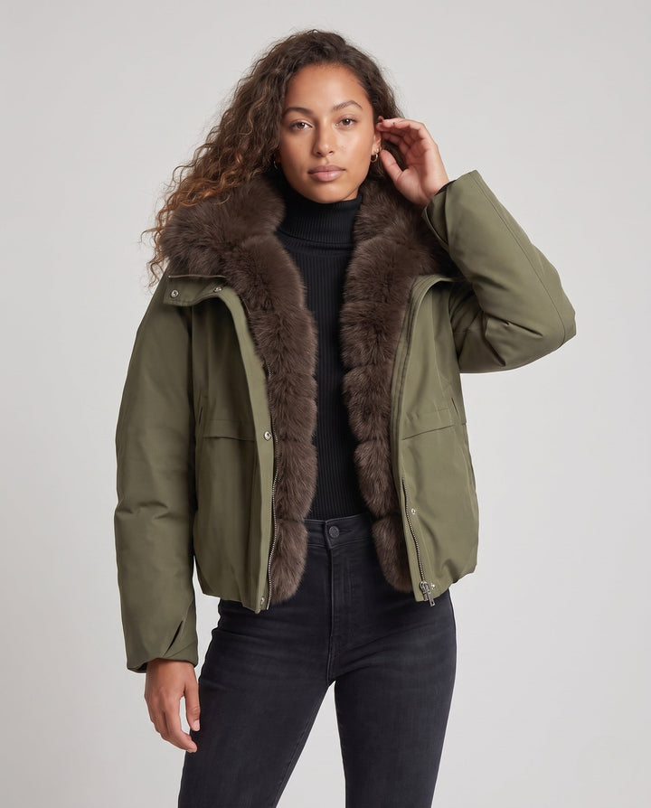 Dam Kort Parka med Voluminous Faux Fur Krage, Vadderad Termisk Foder, och Dold Tryckknapp Knäppning
