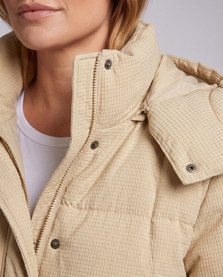 Dam Kort Thermo Puffer med Structured Micro-Check Quilting och Ergonomisk Huva Krage