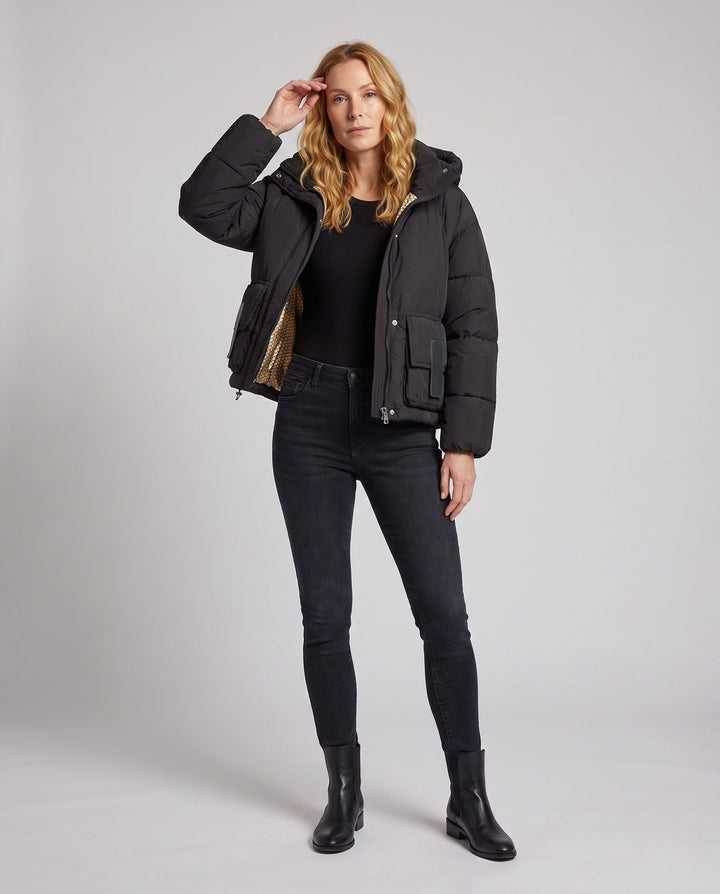 Dam Shorter Voluminous Vadderad Jacka med Overlapping Stå Krage och Stora Lock Patch Fickor