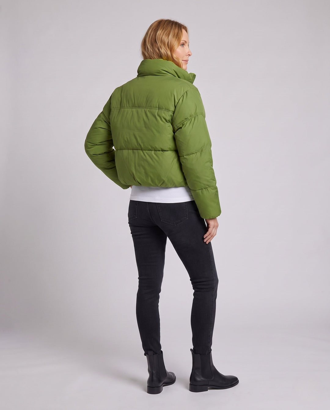 Dam Kort Vadderad Boxig Puffer med Two-Layer Stå Krage och Dold Dragkedja Knäppning
