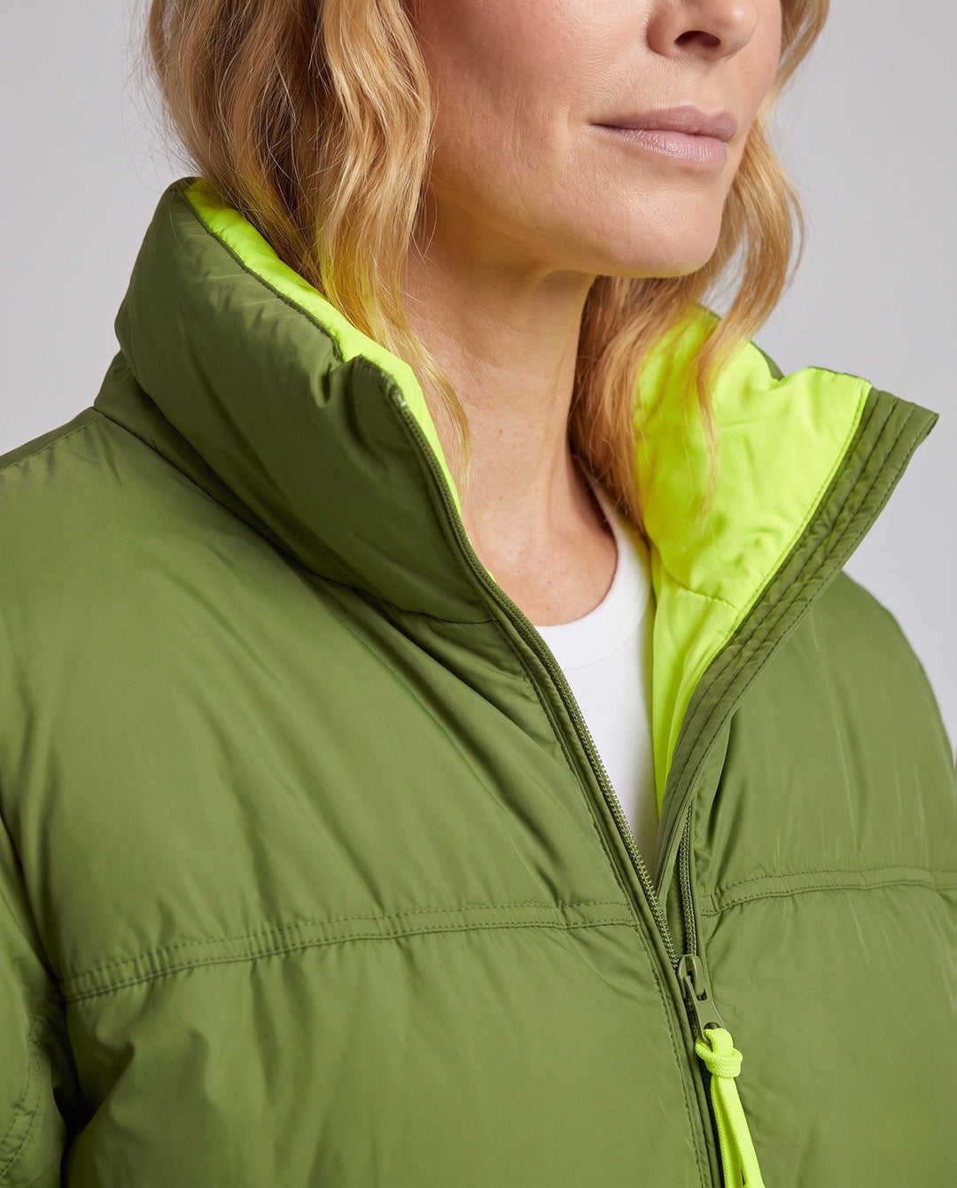 Dam Kort Vadderad Boxig Puffer med Two-Layer Stå Krage och Dold Dragkedja Knäppning