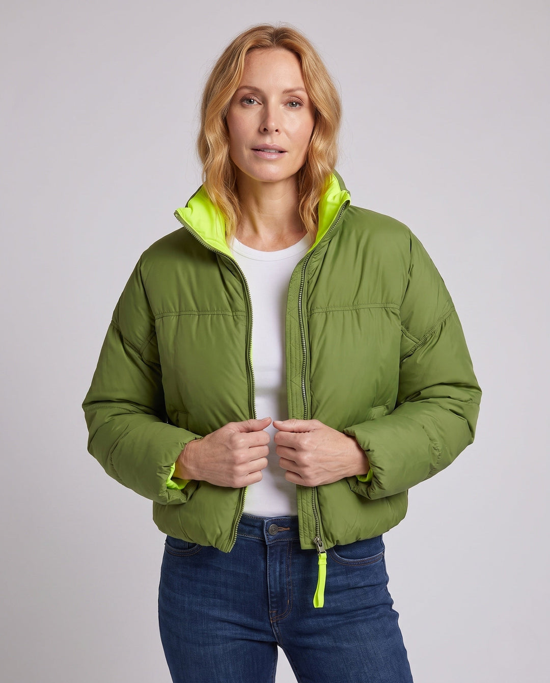 Dam Kort Vadderad Boxig Puffer med Two-Layer Stå Krage och Dold Dragkedja Knäppning