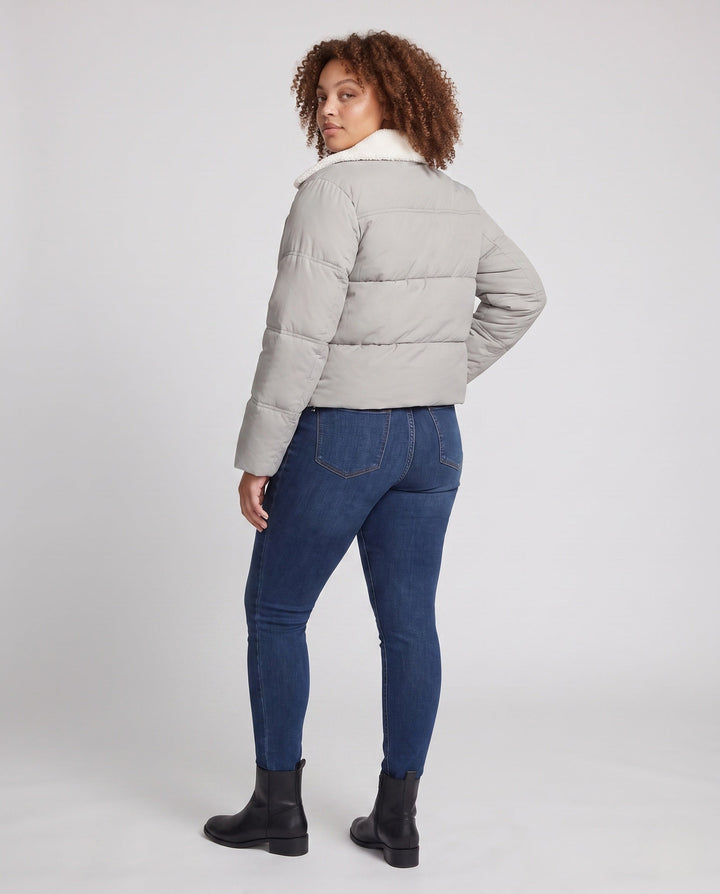 Dam Kort Vadderad Puffer med Teddy Krage, Dold Tryckknapp Knapp Knäppning och Travel Insulation