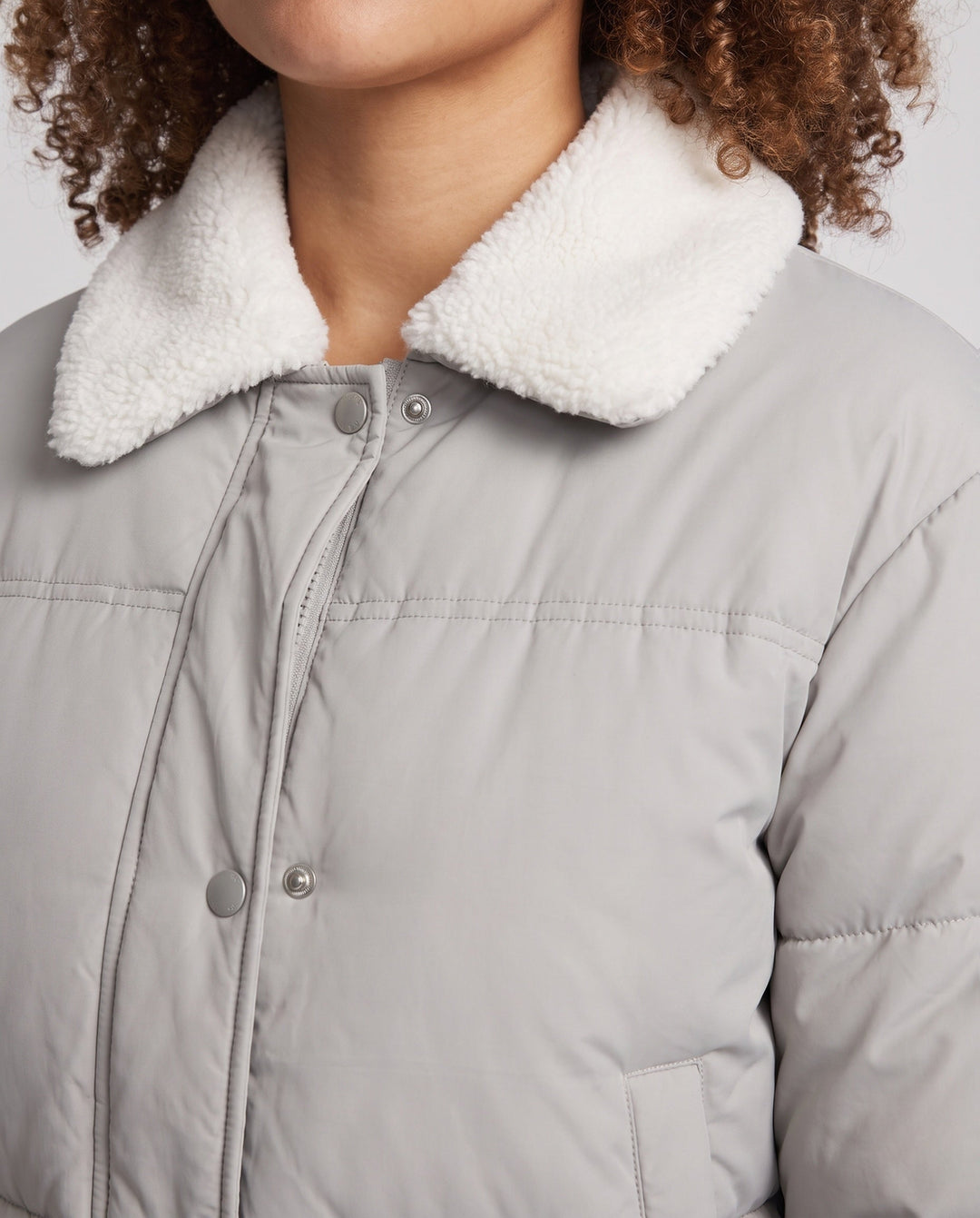 Dam Kort Vadderad Puffer med Teddy Krage, Dold Tryckknapp Knapp Knäppning och Travel Insulation