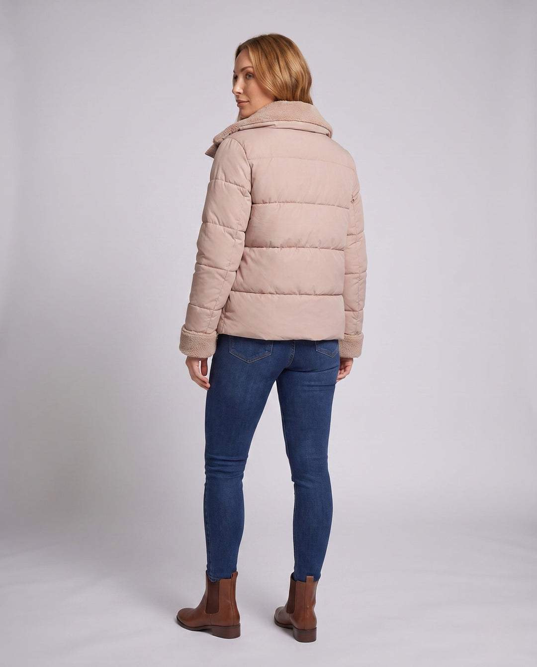 Dam Kort Vadderad Quiltad Parka med Voluminous Teddy Krage, Fitted Belt, och Dold Dragkedja