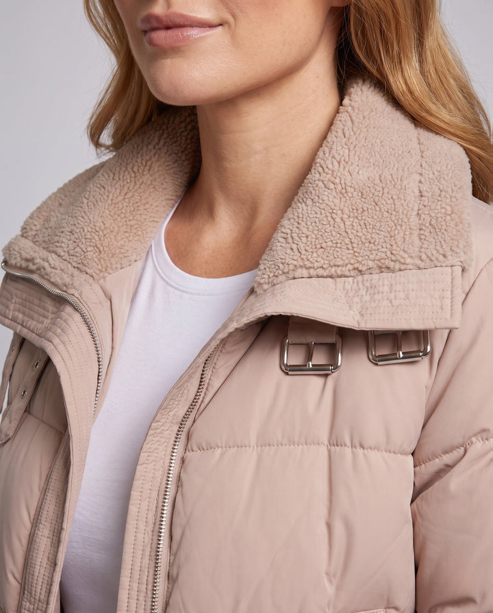 Dam Kort Vadderad Quiltad Parka med Voluminous Teddy Krage, Fitted Belt, och Dold Dragkedja