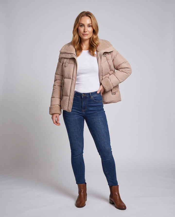 Dam Kort Vadderad Quiltad Parka med Voluminous Teddy Krage, Fitted Belt, och Dold Dragkedja
