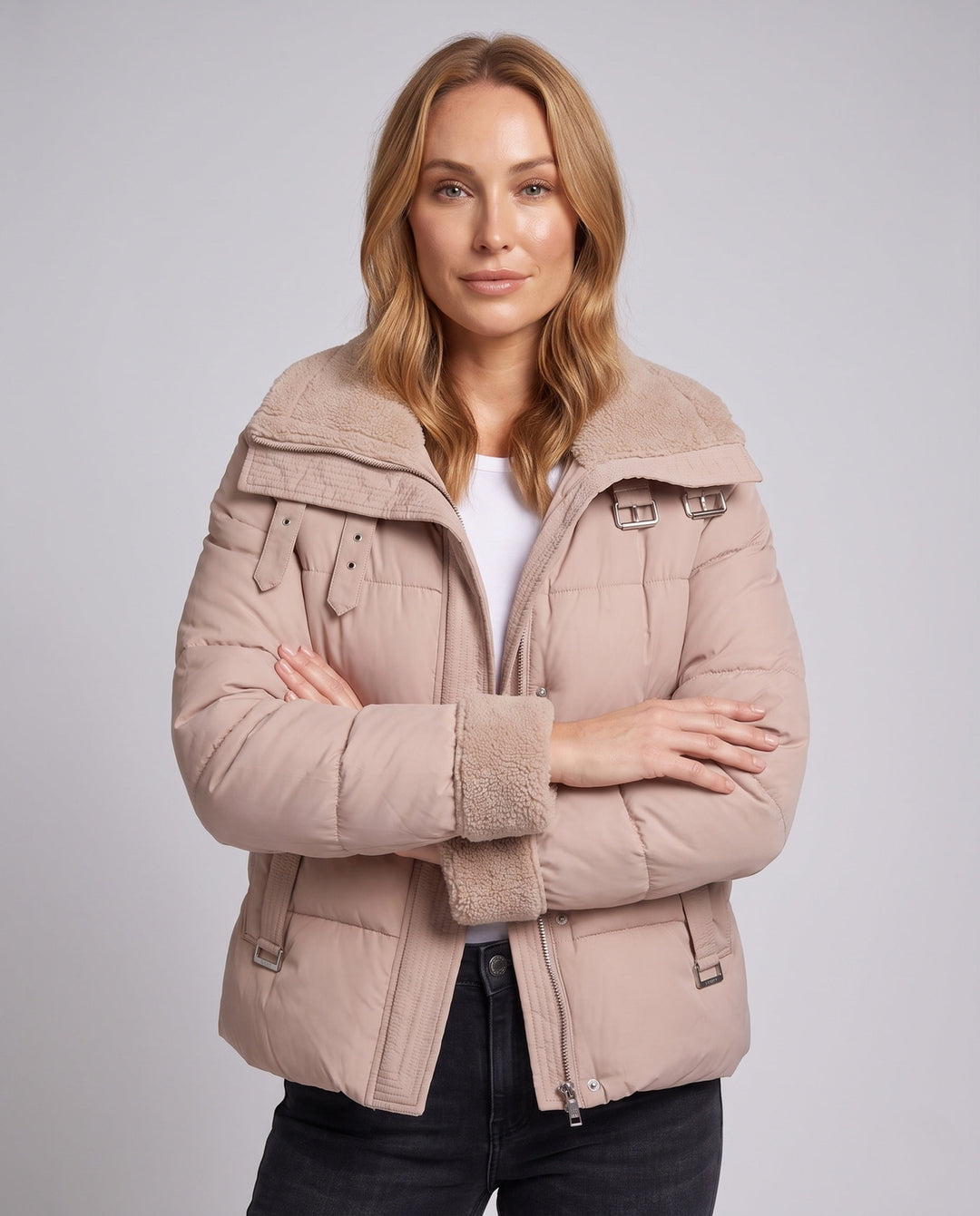 Dam Kort Vadderad Quiltad Parka med Voluminous Teddy Krage, Fitted Belt, och Dold Dragkedja