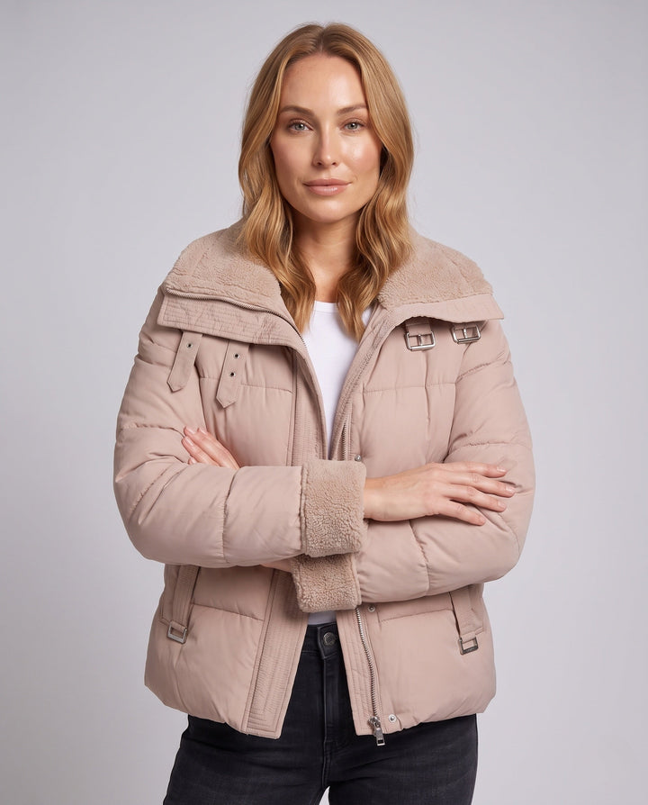 Dam Kort Vadderad Quiltad Parka med Voluminous Teddy Krage, Fitted Belt, och Dold Dragkedja
