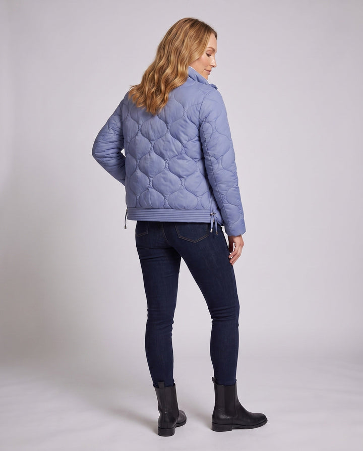 Dam Nano Kort Vadderad Wave Quilt Puffer med Ergonomisk Stå Krage och Side Drawstring