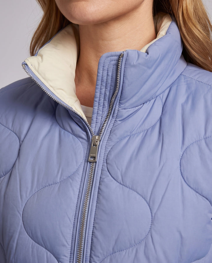 Dam Nano Kort Vadderad Wave Quilt Puffer med Ergonomisk Stå Krage och Side Drawstring