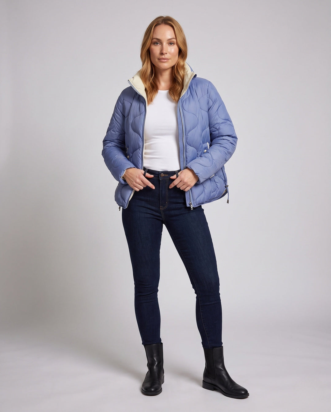 Dam Nano Kort Vadderad Wave Quilt Puffer med Ergonomisk Stå Krage och Side Drawstring