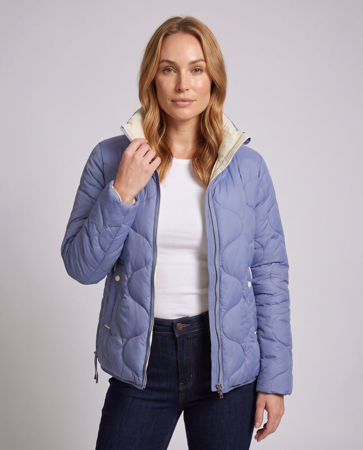 Dam Nano Kort Vadderad Wave Quilt Puffer med Ergonomisk Stå Krage och Side Drawstring