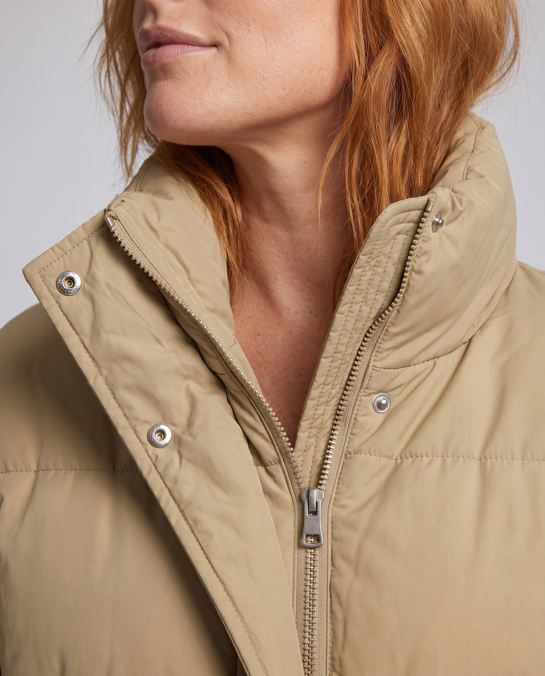 Dam Longer Boxig Thermo Puffer med Hög Stå Krage, College Patch, och Noise-Reducing Outer Shell