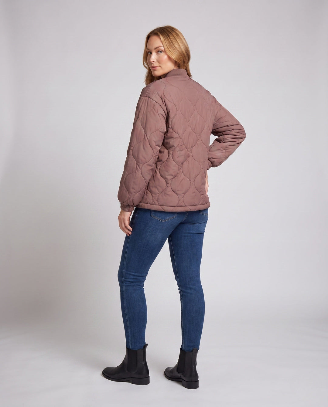 Dam Lätt Quiltad Kort Jacka med Cloud Quilt och Tryckknapp Knapp Knäppning