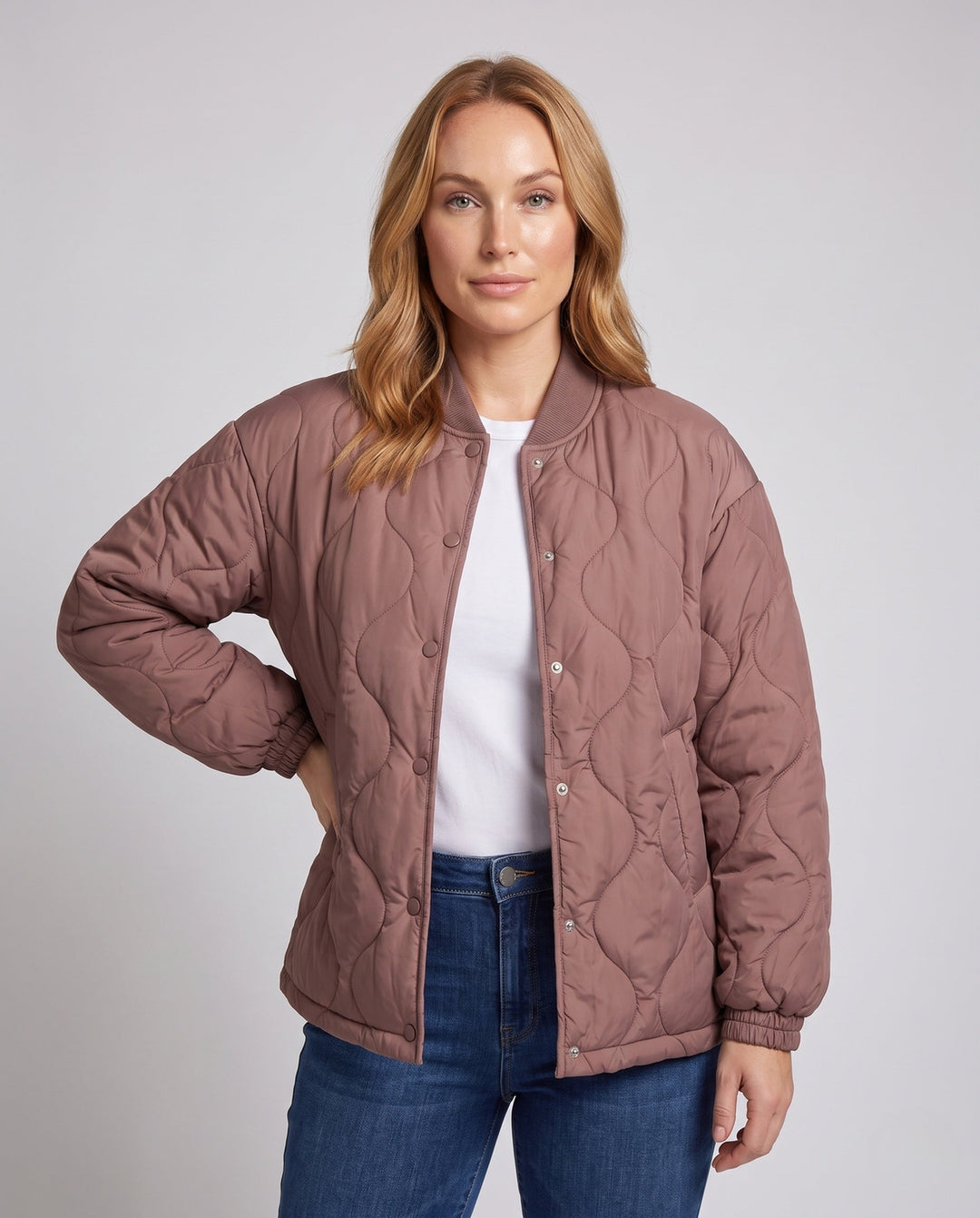 Dam Lätt Quiltad Kort Jacka med Cloud Quilt och Tryckknapp Knapp Knäppning